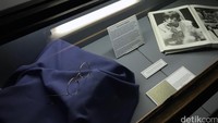 Kacamata legendaris John Lennon yang memiliki frame bulat.