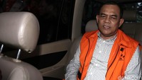 SM Hartono diperiksa sebagai tersangka dalam kasus suap pengesahan APBD Pemprov Banten TA 2016.