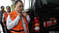 SM Hartono dan Tri Satya Santosa tiba di gedung KPK, Jakarta.
