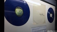 Vinyl biru asli milik The Beatles dari The White Album yang diproduksi lewat perusahaan rekaman mereka sendiri, Apple Corp Limited.