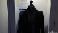 Jacket velvet hitam ini adalah favorit John Lennon, dan Anda bisa melihat dia memakai jaket ini di film ‘Imagine’ (1971). Jaket ini kemudian dilelang pada tahun 2000 di Beatles Convention dan dibeli aktor kelahiran Liverpool Jack Marsden.