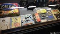 Beberapa pernak pernik The Beatles di masa awal kejayaan mereka.