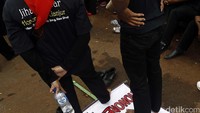 Para demonstran menuntut agar diangkat menjadi PNS (Pegawai Negeri Sipil).