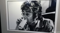 Minum susu biar kuat. Mungkin itu yang dipikirkan John Lennon di sela-sela kesibukannya menulis lagu ‘Imagine.’