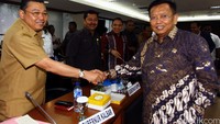 Gubernur Kalimantan Barat Cornelis menyalami Ketua Komite I DPD RI Akhmad Muqowam usai rapat dengar pendapat.