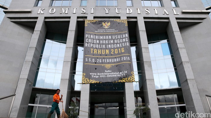 Komisioner Komisi Yudisial Maradaman Harahap (kiri) dan Kepala Pusat Analisis dan Layanan Informasi KY Roejito (kanan) memberikan penjelasan di Gedung KY, Rabu (10/2/2016). Penjelasan itu terkait proses pendaftaran calon hakim ad hoc tindak pidana korupsi (Tipikor) di Mahkamah Agung yang mulai dibuka 11 Februari hingga 2 Maret 2016. Ari Saputra/detikcom.
