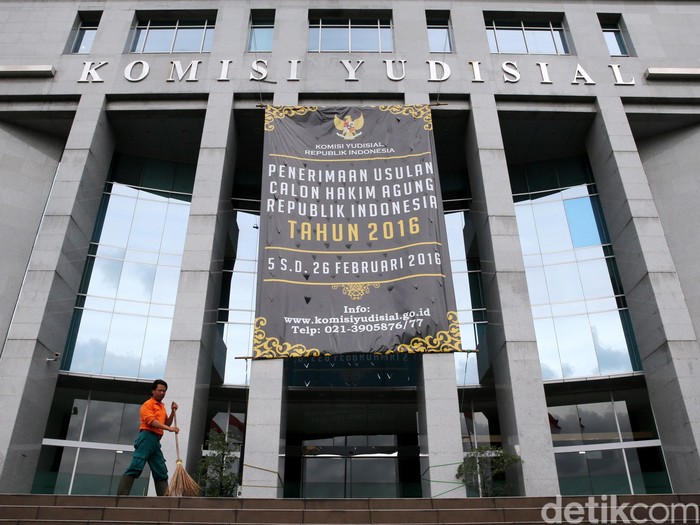 Komisioner Komisi Yudisial Maradaman Harahap (kiri) dan Kepala Pusat Analisis dan Layanan Informasi KY Roejito (kanan) memberikan penjelasan di Gedung KY, Rabu (10/2/2016). Penjelasan itu terkait proses pendaftaran calon hakim ad hoc tindak pidana korupsi (Tipikor) di Mahkamah Agung yang mulai dibuka 11 Februari hingga 2 Maret 2016. Ari Saputra/detikcom.