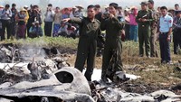 Asap masih mengepul dari puing-puing pesawat. Belum ada pernyataan resmi dari militer Myanmar terkait insiden ini. Stringer/Reuters/detikFoto.