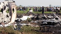Pesawat jenis Beechcraft 1900 turboprop itu jatuh di sawah dekat desa Kyan Khin sekitar pukul 09.45 waktu setempat. Stringer/Reuters/detikFoto.