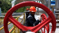 Petugas sedang melakukan pemeliharaan rutin pada pipa penyalur panas bumi di PLTP Ulumbu. Pool/Agus Trimukti/Humas PLN.