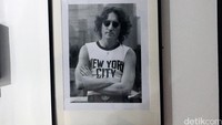 Salah satu foto paling populer dari John Lennon yang mengenakan kaos lengan buntung yang bertuliskan New York City. 