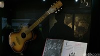 Gitar milik George Harrison yang penuh kenangan. Gitar ini juga dia gunakan ketika masih remaja.