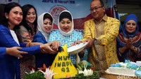 Pendiri IWAPI Dewi Motik memotong tumpeng.