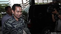 Suami Wali Kota Tangerang Selatan Airin Rachmi Diany yang juga adik mantan Gubernur Banten Atut Chosiyah itu diperiksa sebagai tersangka tindak pidana pencucian uang.