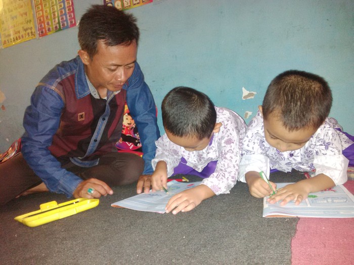 Guru di Sekolah Gratis Kang Jack pun Rela Tidak Dibayar