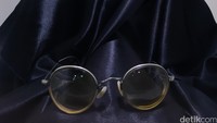 John Lennon menggunakan kacamata ini saat menulis lagu legendaris ‘Imagine.’ Anda bisa melihat dia memakai kacamata ini di film dokumenter ‘Imagine: John Lennon’, saat dia duduk di studio Tittenhurst Park. Frame yang sedikit bengkok disebabkan John argumen dengan Yoko Ono, dan kacamata itu dibuang ke tempat sampah, sampai ditemukan pegawai mereka. John adalah salah satu—bersama Buddy Holly—yang menggunakan kacamata sebagai fashion statement. Kacamata ini mengandung emas 14 karat dan menggunakan photo chromatic glass (lensa yang bereaksi pada cahaya dan gelap di sekeliling).