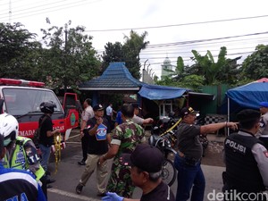 Pesawat Latih Jatuh di Malang, Ambulans Bawa Kantong Jenazah ke Lokasi