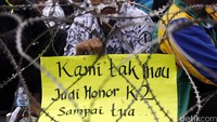 Tak hanya berasal dari Jakarta, aksi solidaritas itu juga diikuti guru dari daerah Tangerang, Lampung Tengah, Jawa Timur, Jawa Barat, Jawa Tengah, Yogyakarta, Sumatera Selatan.