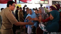 Ahok disambut warga saat tiba di lokasi acara.