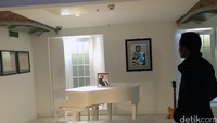 Ruangan penghormatan untuk John Lennon, seperti yang ada di video klip ‘Imagine’.