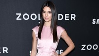 Lewat dress tersebut, model Victorias Secret itu memamerkan kaki jenjangnya. Dimitrios Kambouris/Getty Images/detikFoto.