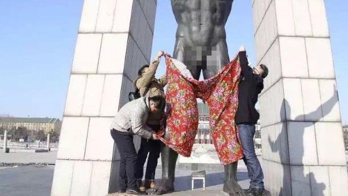 Kisah Patung Pria Bugil di Tiongkok yang Dipakaikan Celana