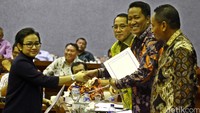 Anggota Baleg menyerahkan pandangan soal revisi UU KPK kepada Ketua Baleg Supratman.