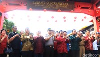 Wali Kota Bogor, Bima Arya Sugiarto hadir dalam acara peresmian Gapura Lawang Suryakancana tersebut. Pool/Al Fanny Panestika.