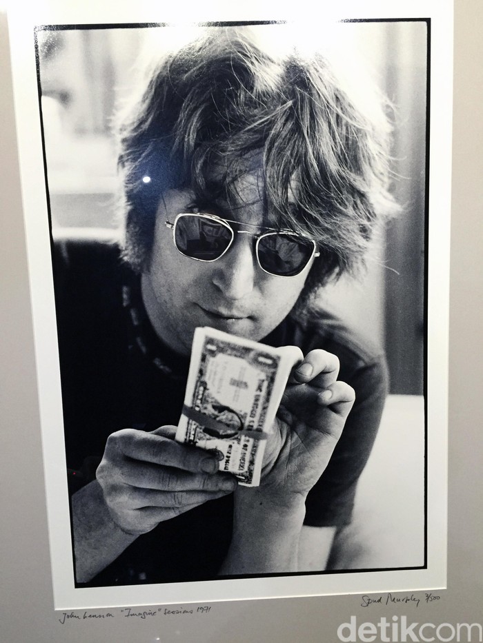 John Lennon John Lennon menghitung duit