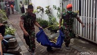 Anggota TNI mengangkut puing-puing pesawat.