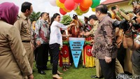 Ahok (kedua kiri) melihat istrinya Veronica Tan (keempat kiri) melepas balon saat prosesi peresmian RPTRA Puspita.