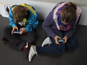 Dilema Saat Anak Merengek Minta Smartphone