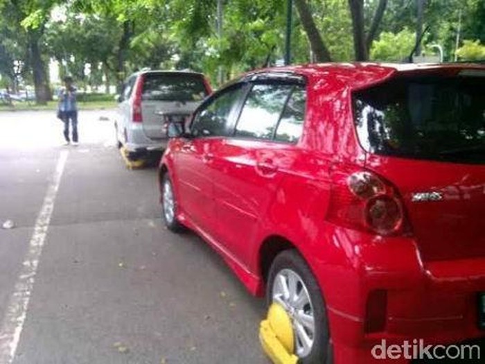 Mobil digembok rodanya karena parkir sembarangan