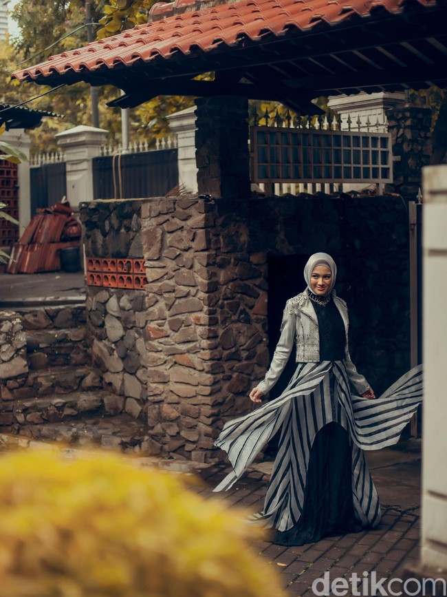 Wardrobe: Shafira. Fotografer: Zaky Akbar. Makeup Artist: Caroline Septerita (Instagram: @carolinasepteritabeauty). Stylist: Rahmi Anjani. Model: Alyssa Soebandono.