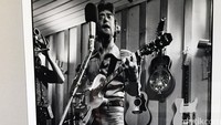 John Lennon saat membawakan lagu ‘Imagine’ di studio. Di belakangnya nampak Yoko Ono sedang duduk sambil menulis.