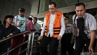 SM Hartono keluar gedung KPK usai menjalani pemeriksaan.