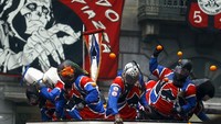 Peserta dibagi menjadi beberapa tim (Stefano Rellandini/Reuters)