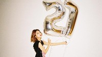 Sooyoung yang mengenakan dress hitam dan sneakers merah itu berpose dengan balon angka 27. (Tumblr)