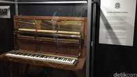Ini adalah piano yang digunakan John Lennon saat membuat lagu ‘Imagine’. Piano ini juga pernah digunakan Bob Dylan dan Alice Cooper.