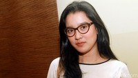 Marcella melengkapi penampilannya dengan kacamata. Pool/Gus Mun/detikFoto.