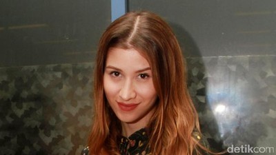 Millane Fernandez Chic dengan Dress Floral