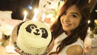 Cute! Kue ulang tahunnya berbentuk binatang kesukaannya yaitu panda. (Instagram/frandaaa87).