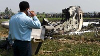 Badan pesawat tampak hancur. Stringer/Reuters/detikFoto.