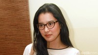 Ia memadukan celana luriknya dengan blus putih. Pool/Gus Mun/detikFoto.
