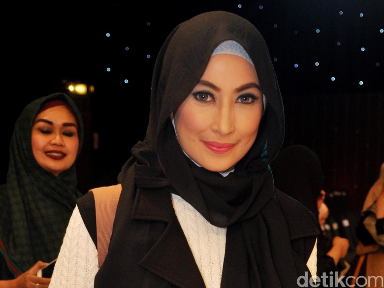 Demi Lihat Ayah Terakhir Kali, Annisa Trihapsari Nekat Gedor Mobil Polisi Demi Lihat Ayah Terakhir Kali, Annisa Trihapsari Nekat Gedor Mobil Polisi
