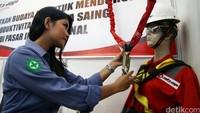 Salah satu petugas pameran memperagakan salah satu alat peraga keselamatan.