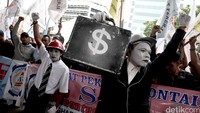 Mereka berunjuk rasa untuk menanyakan pengusutan kasus perpanjangan kontrak JICT yang terindikasi melanggar undang-undang.