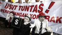 Dalam aksinya mereka menggelar aksi pantomim.