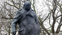 Tugu mantan Perdana Menteri Inggris Winston Churchill berdiri tegak di sekitar kawasan parlemen.
