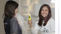 Tak cukup, dua wanita cantik itu berfoto bersama dengan kamera 360.